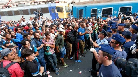 Migranten demonstrieren im Keleti-Bahnhof in Budapest